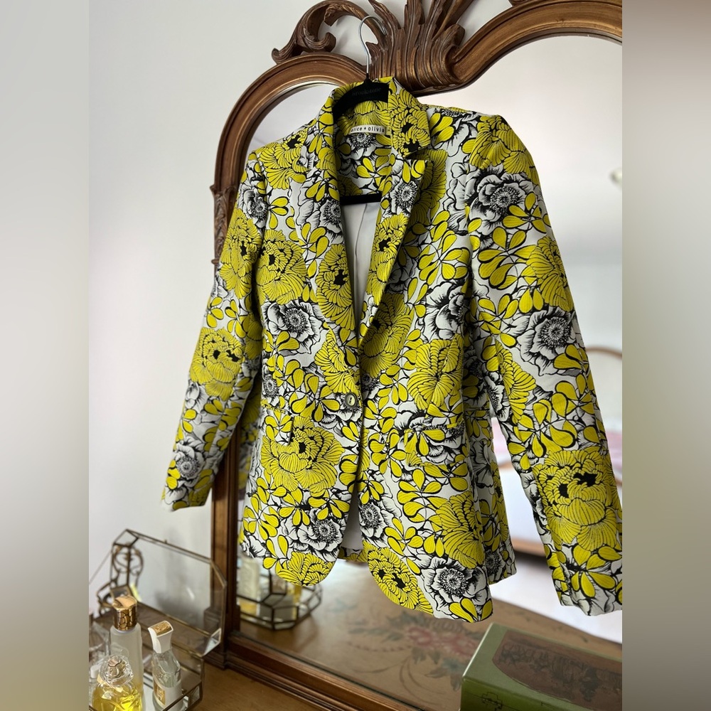 ALICE AND OLIVIA
Macey Floral Jacquard Jacket blazer. Daffodil Multi. Size 2